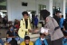 Polwan Polres Tanjungpinang Bagikan Masker Kepada Peserta Unjuk Rasa